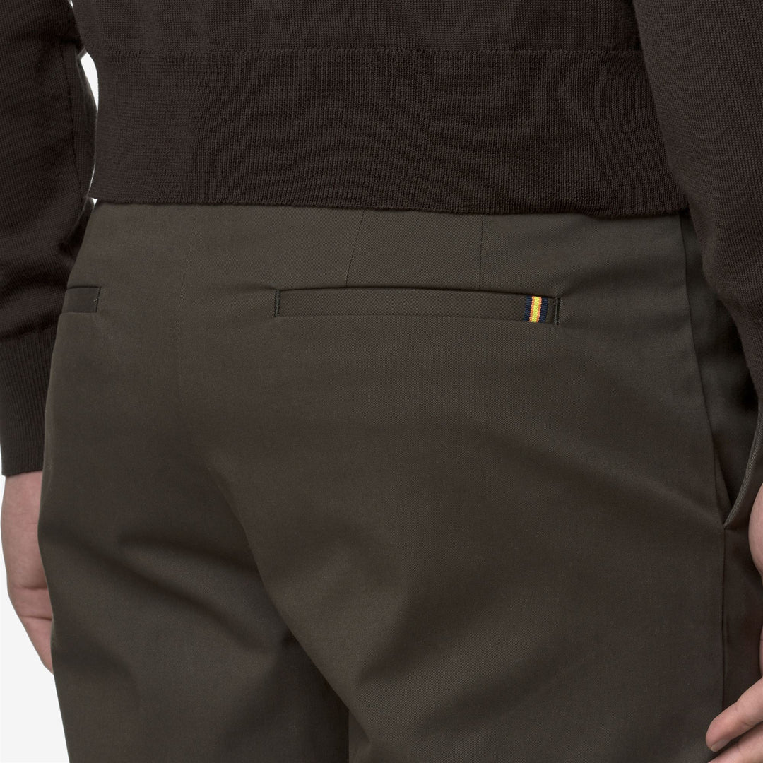 Pantaloni chino da uomo in oliva nero con finitura pesca elasticizzata main