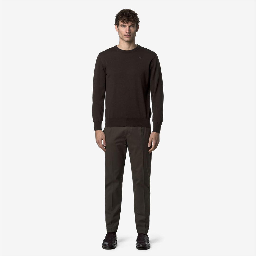 Pantalones chinos de hombre color oliva negro con acabado elástico en color melocotón 01