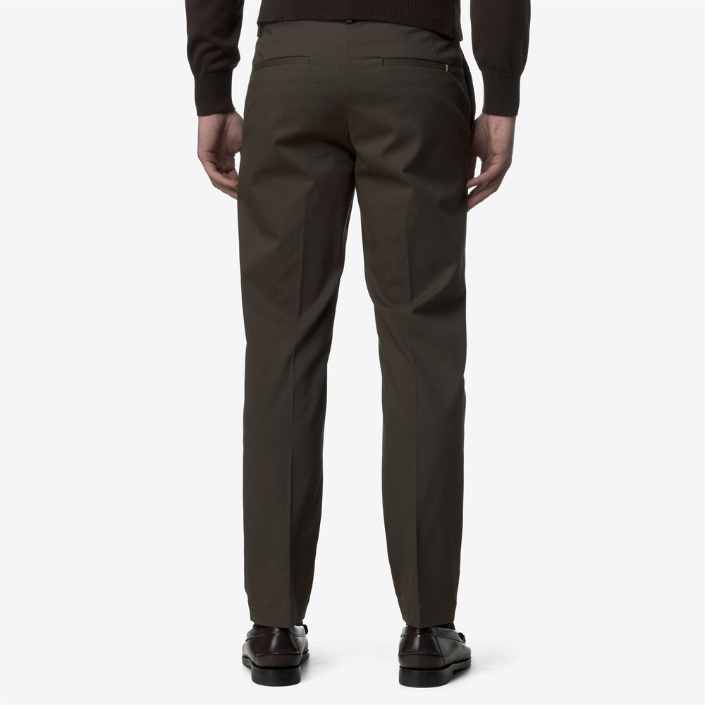 Pantalones chinos de hombre color oliva negro con acabado elástico en color melocotón 02