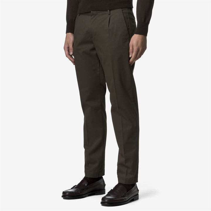 Pantaloni chino da uomo in oliva nero con finitura pesca elasticizzata 4