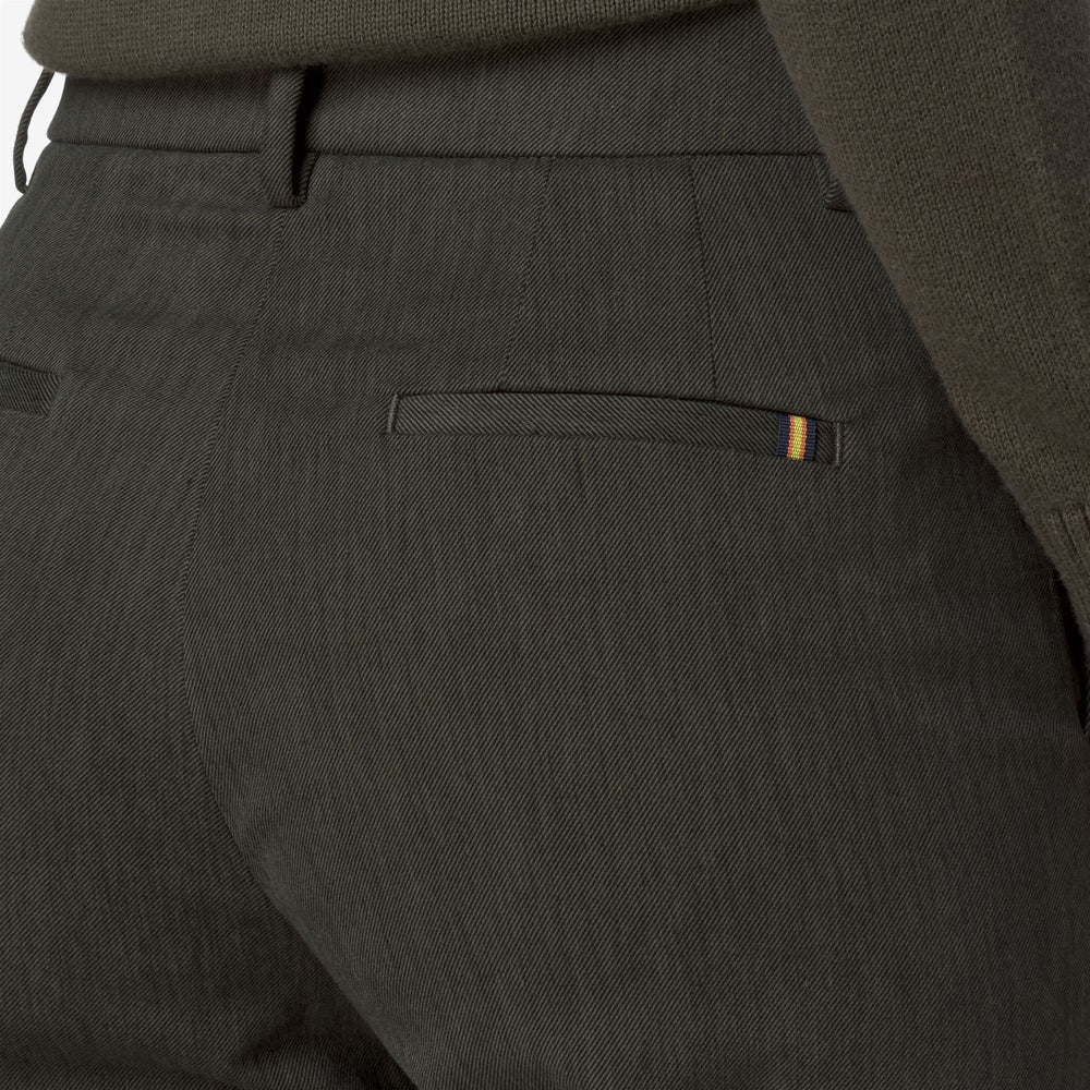 Pantaloni chino a gamba larga da donna verdi con effetto denim 02