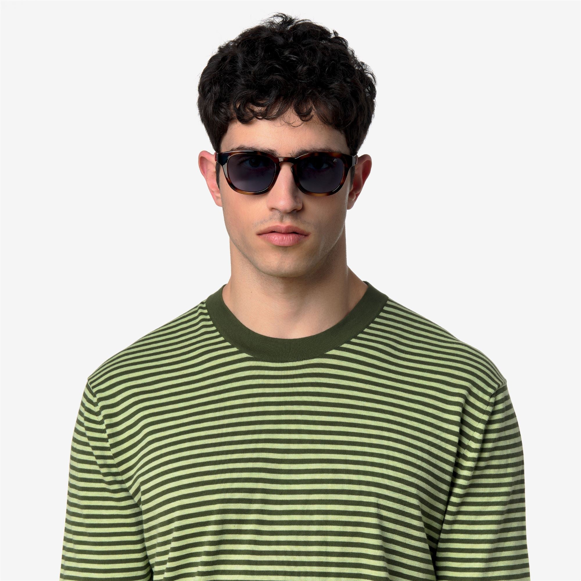 Glasses_Unisex_KW0038_Sunglasses_53V B3 - Commercial 4