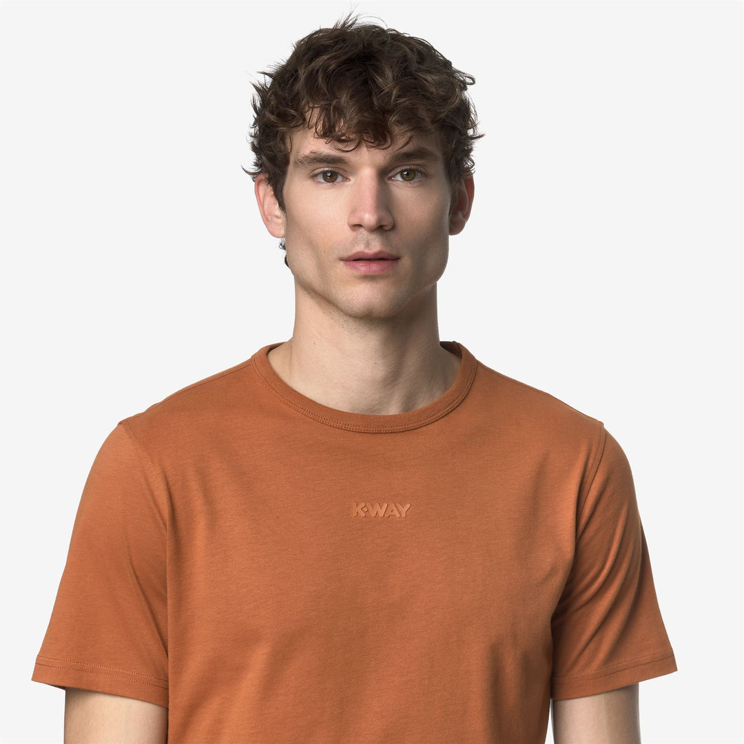 Camiseta naranja ajustada para hombre con letras estampadas main