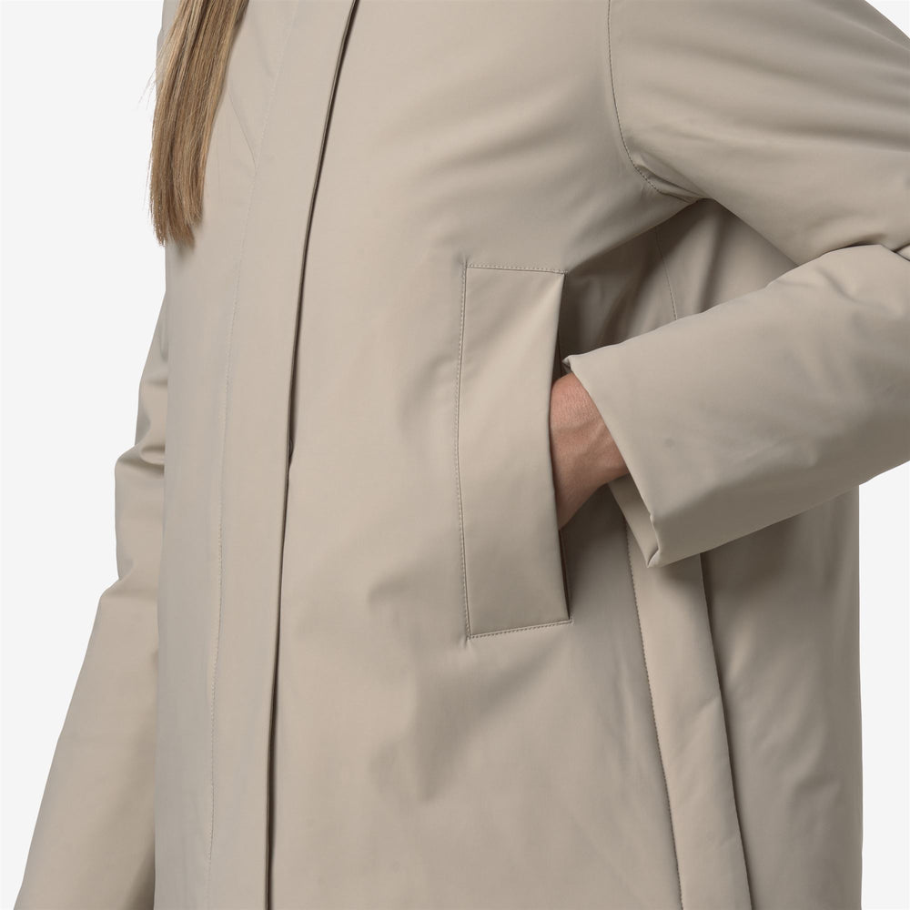 Chaqueta corta elegante beige para mujer con capucha y botones a presión 02