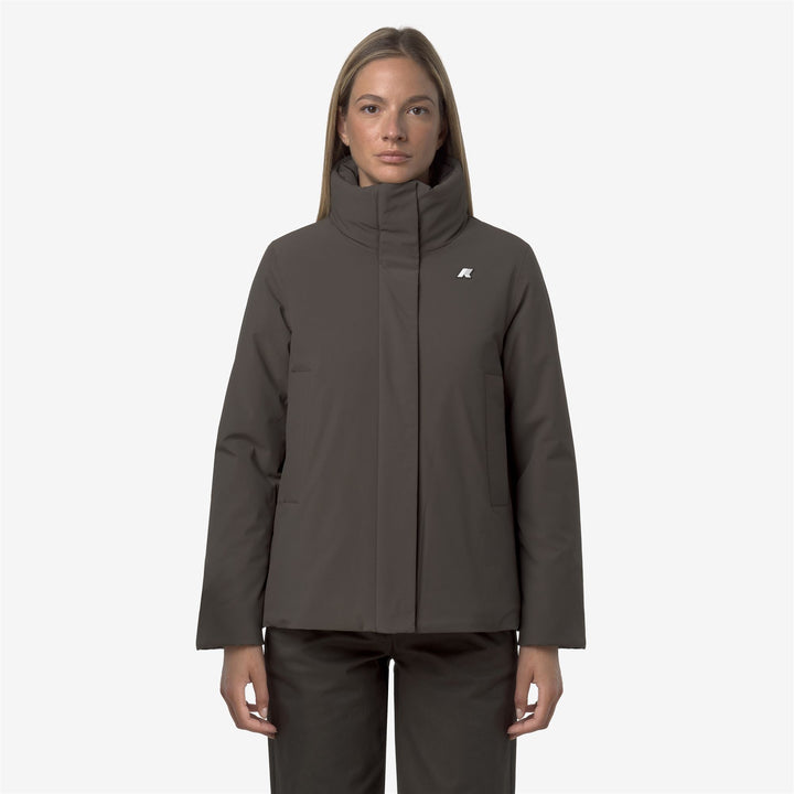 Chaqueta corta de moda para mujer con capucha en color oliva negro 3