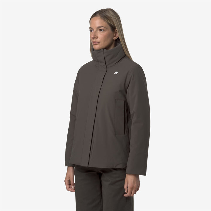 Chaqueta corta de moda para mujer con capucha en color oliva negro 4