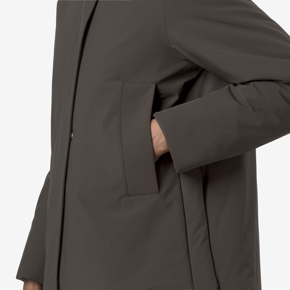 Chaqueta corta de moda para mujer con capucha en color oliva negro 02