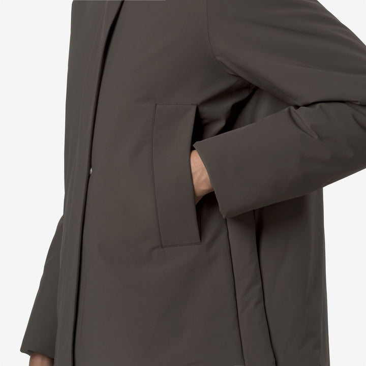 Chaqueta corta de moda para mujer con capucha en color oliva negro 2