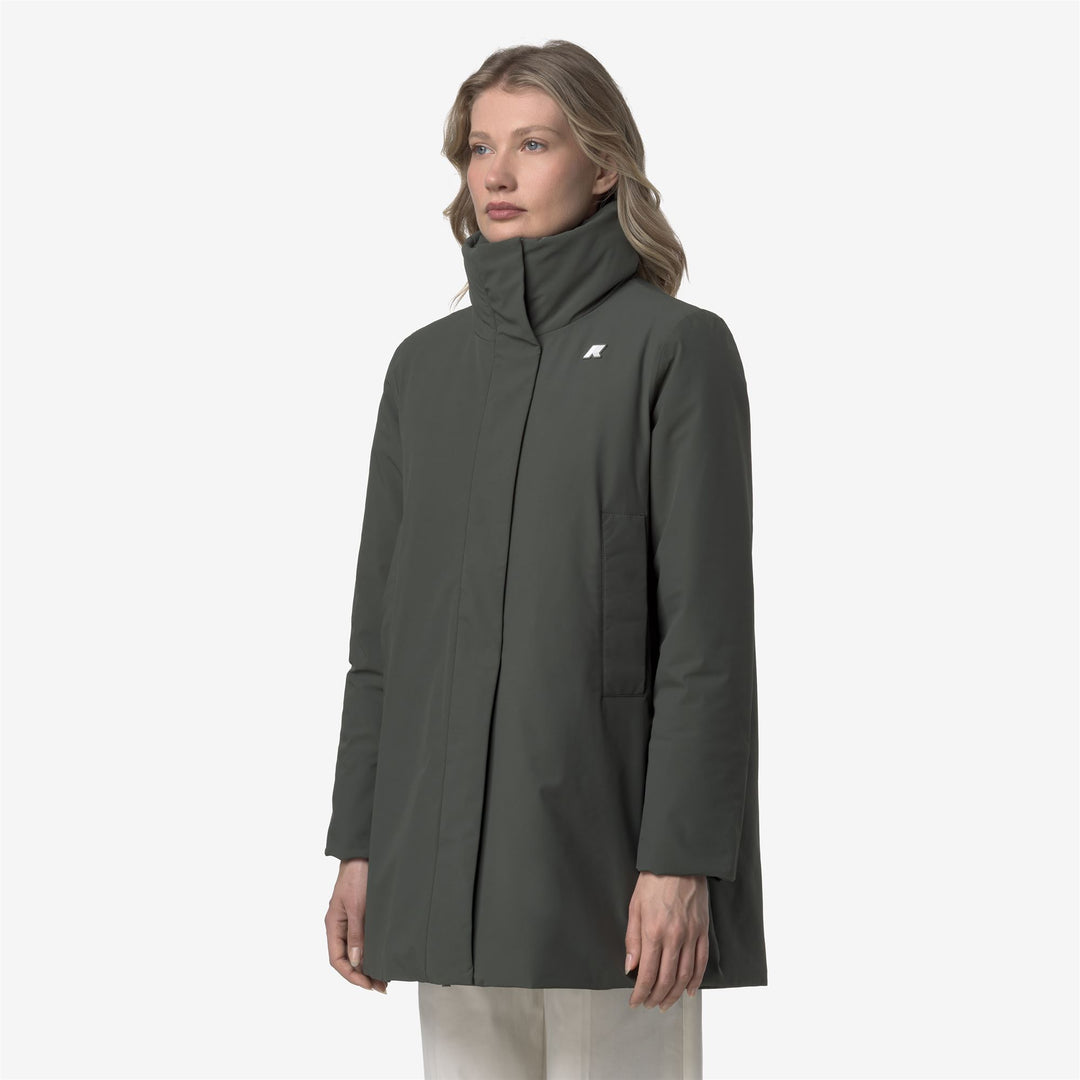 Chaqueta elegante de mujer negra y verde con capucha main