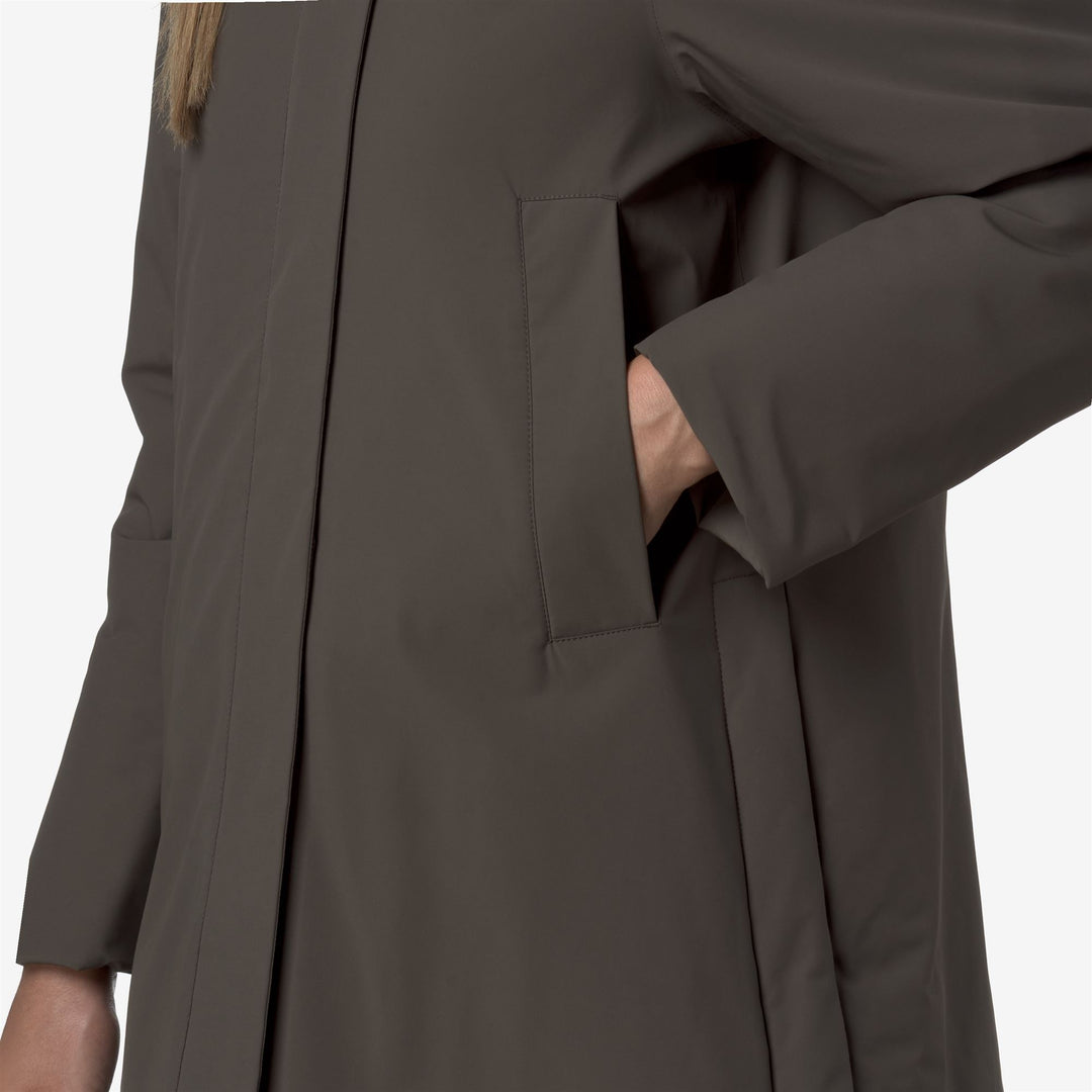 Chaqueta cálida de longitud media con capucha para mujer en color oliva negro main