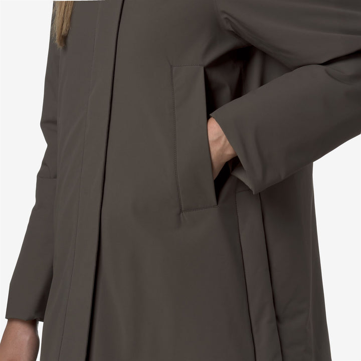 Chaqueta cálida de longitud media con capucha para mujer en color oliva negro 2