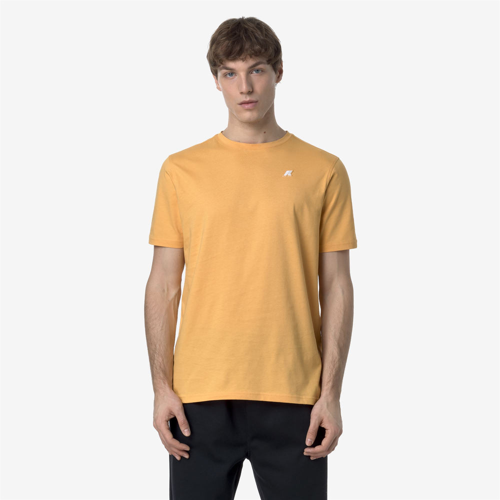 Camiseta de algodón naranja de corte entallado para hombre con logotipo en el pecho 02
