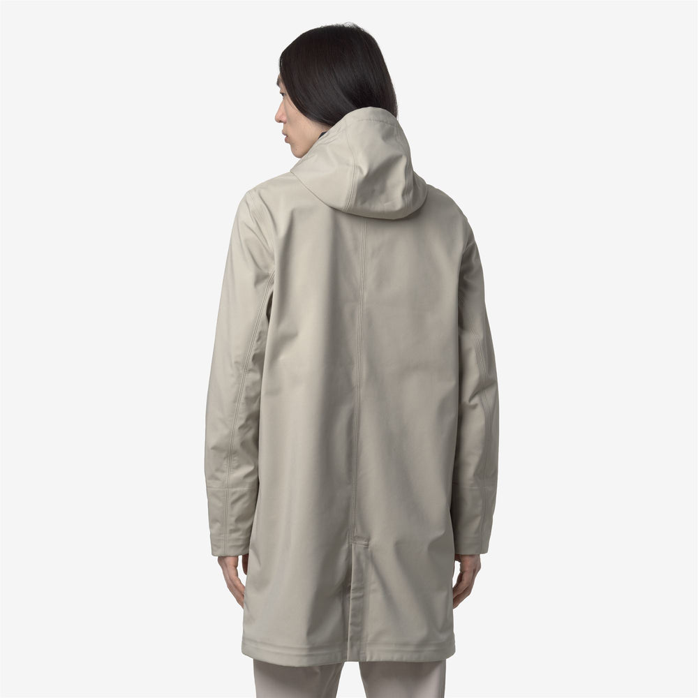 Chaqueta impermeable larga de hombre beige con capucha 02