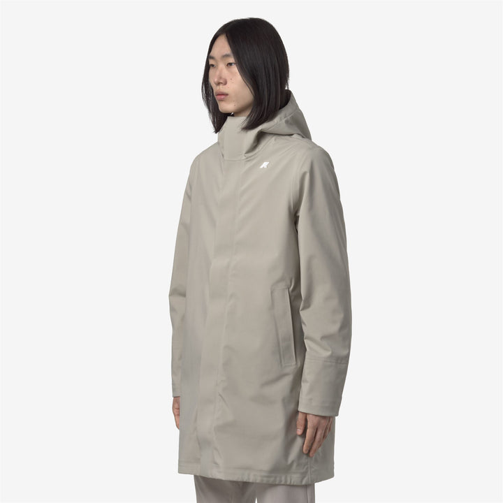 Chaqueta impermeable larga de hombre beige con capucha 4
