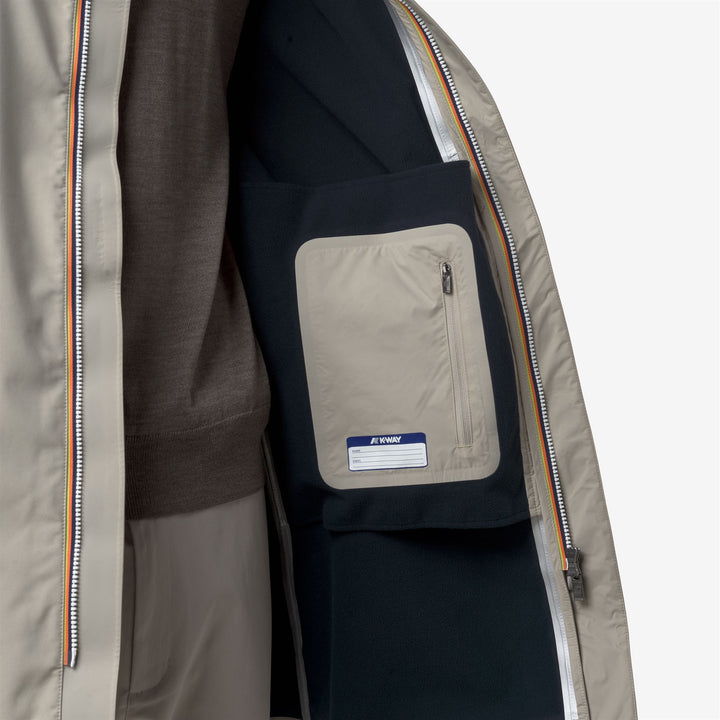 Chaqueta impermeable larga de hombre beige con capucha 2