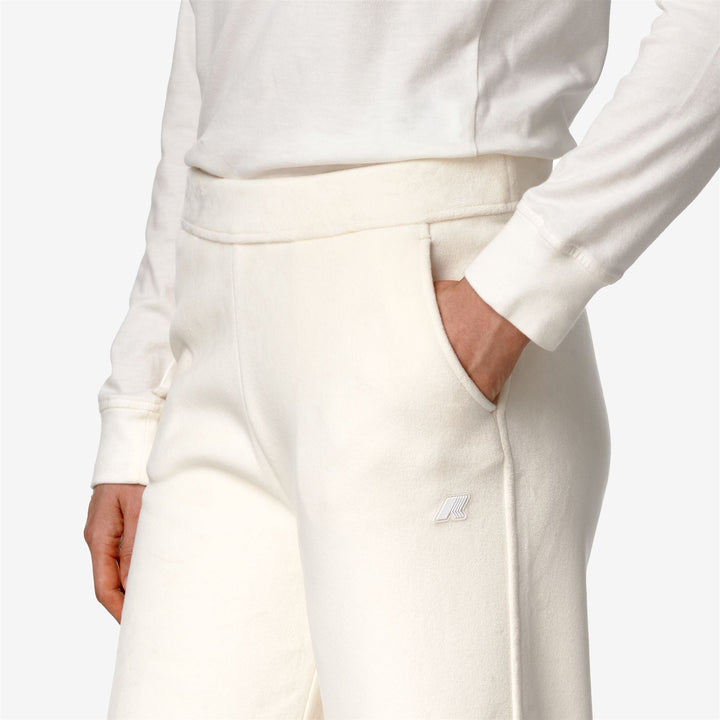 Pantalones deportivos de mujer en gris y blanco con forro de felpa 4
