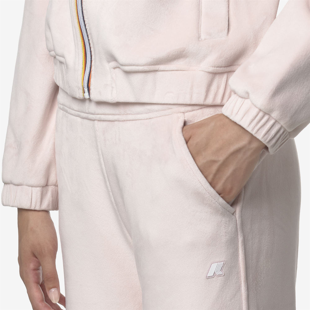 Pantalón deportivo gris de corte acampanado para mujer con cinturilla ajustable 02