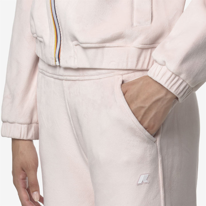 Pantalón deportivo gris de corte acampanado para mujer con cinturilla ajustable 12