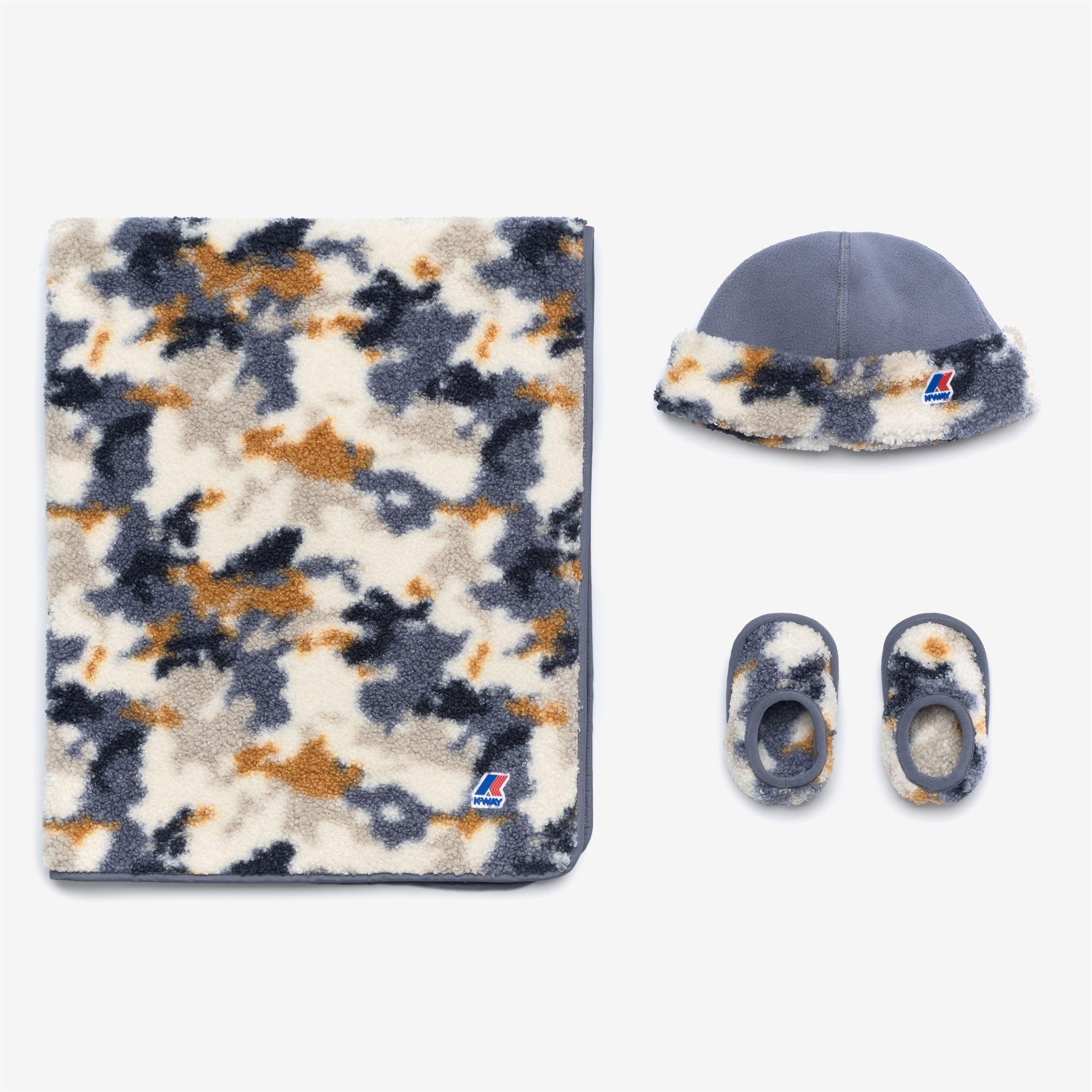 Sets_KID UNISEX_E. GIFT SET POLAR GRAPHIC_Blanket / Hat / Shoes_AVIO-CAMO BOY AVIO - Commercial 1