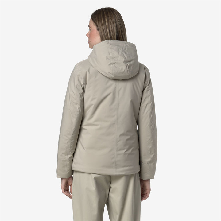 Chaqueta corta aislante beige con capucha para mujer 5