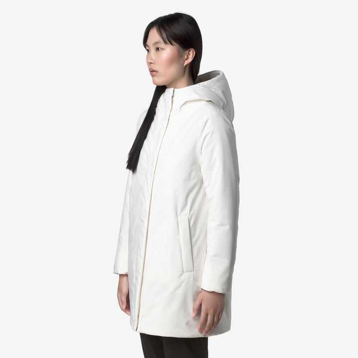 Giacca bianca da donna di media lunghezza, morbida al tatto, con cappuccio 4