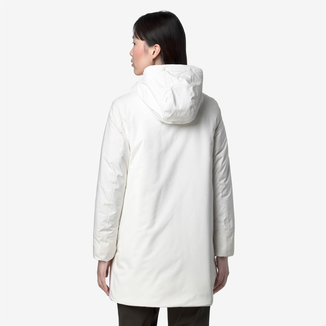 Giacca bianca da donna di media lunghezza, morbida al tatto, con cappuccio main