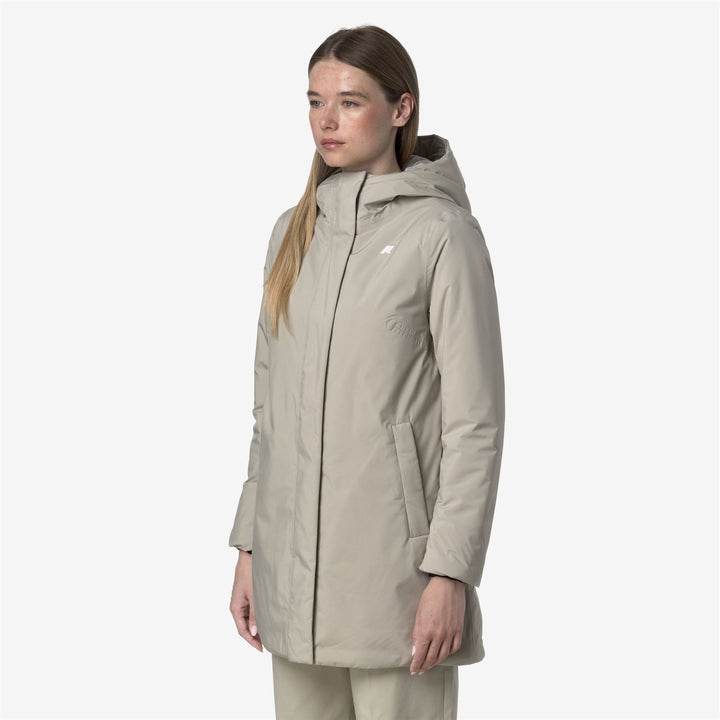 Chaqueta aislante beige de longitud media para mujer con capucha ajustable 4