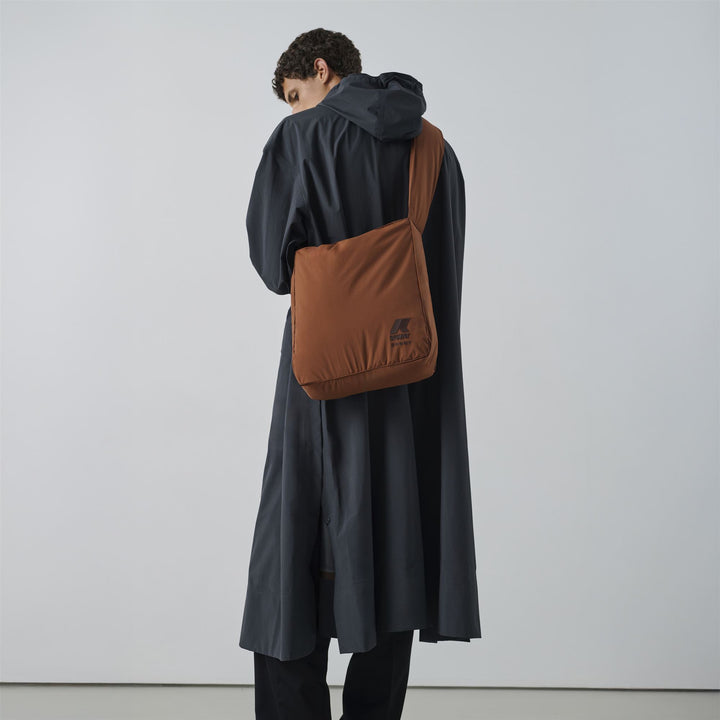 Borsa a tracolla imbottita unisex marrone per gli spostamenti quotidiani 5