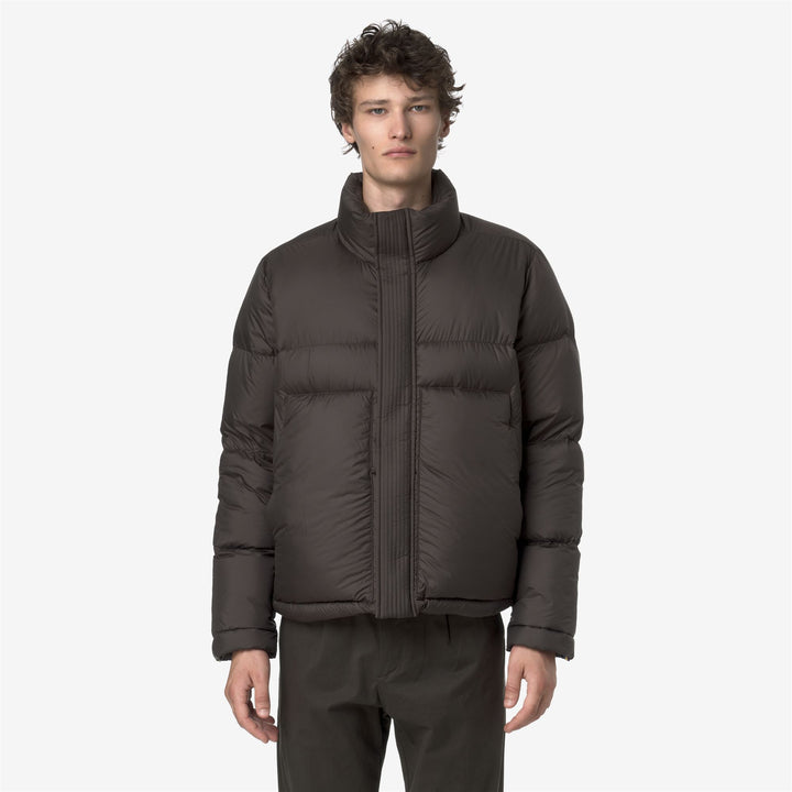 Chaqueta acolchada corta para hombre color oliva negro con aislamiento de plumón 3