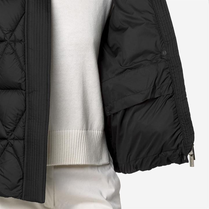 Piumino corto nero da donna con isolamento in piuma 2