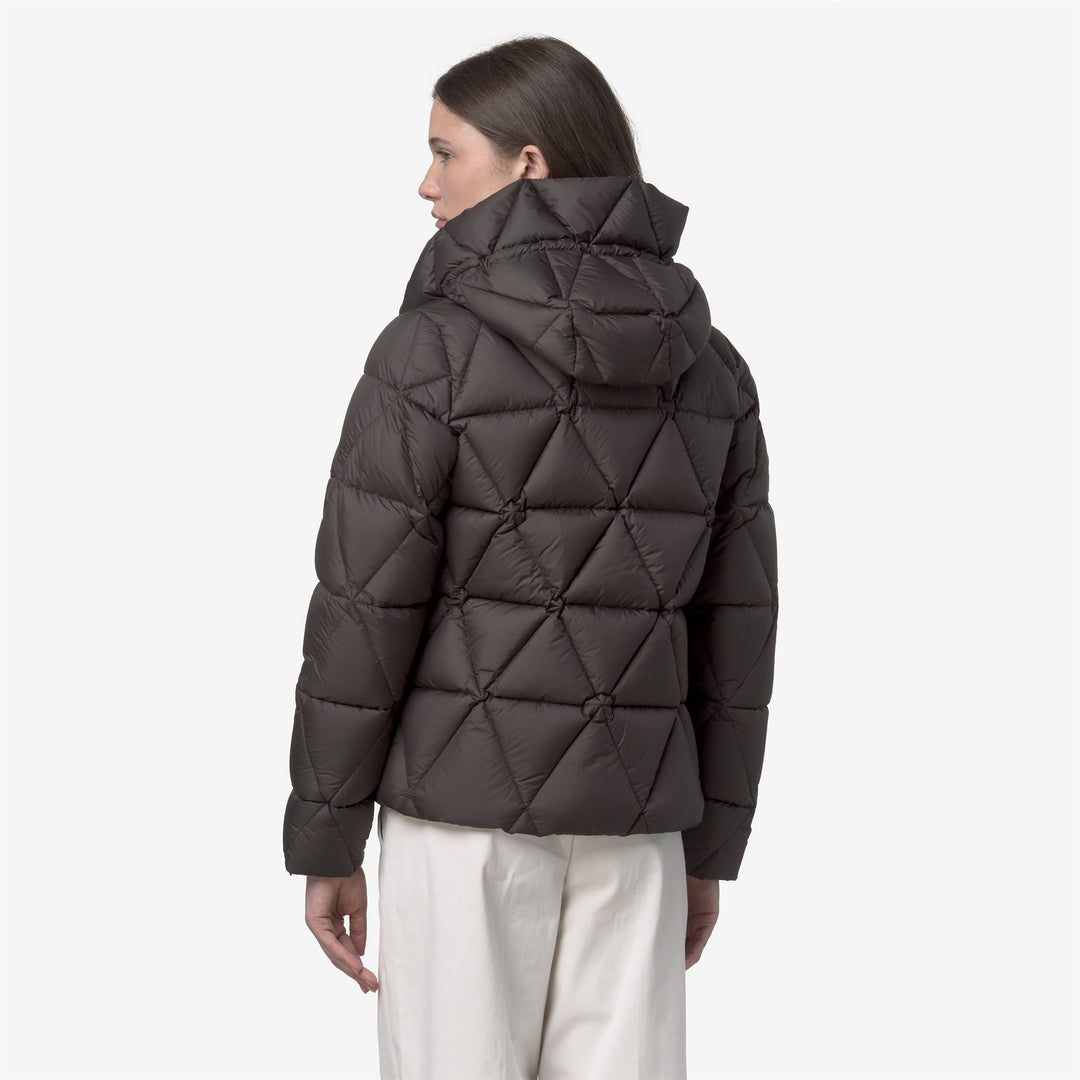 Piumino corto da donna in oliva nera con isolamento in piuma main