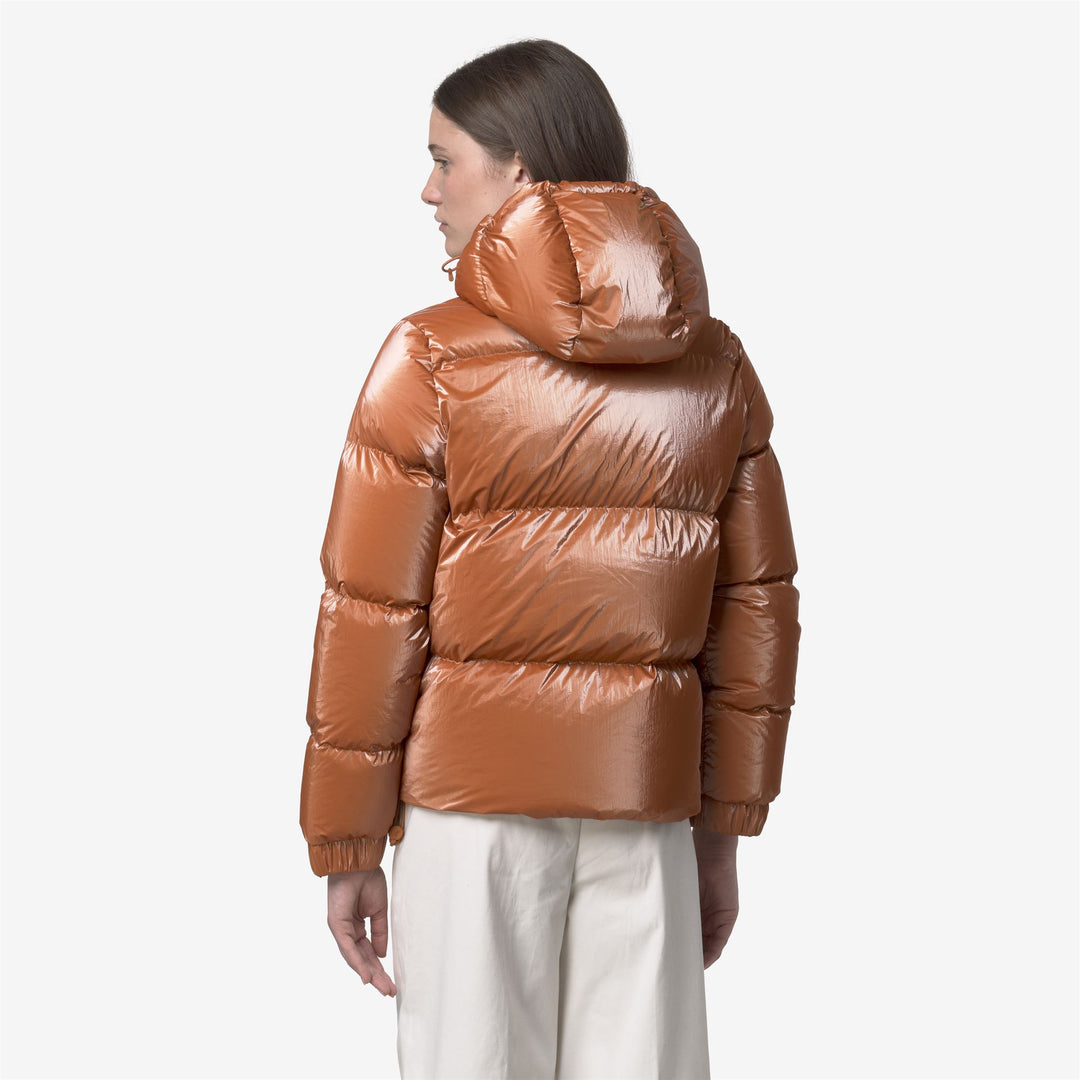 Piumino corto arancione da donna con imbottitura in piuma main