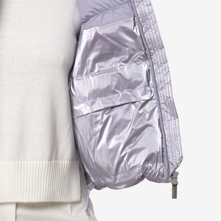 Chaleco acolchado elegante para mujer violeta con aislamiento de plumón natural. 2