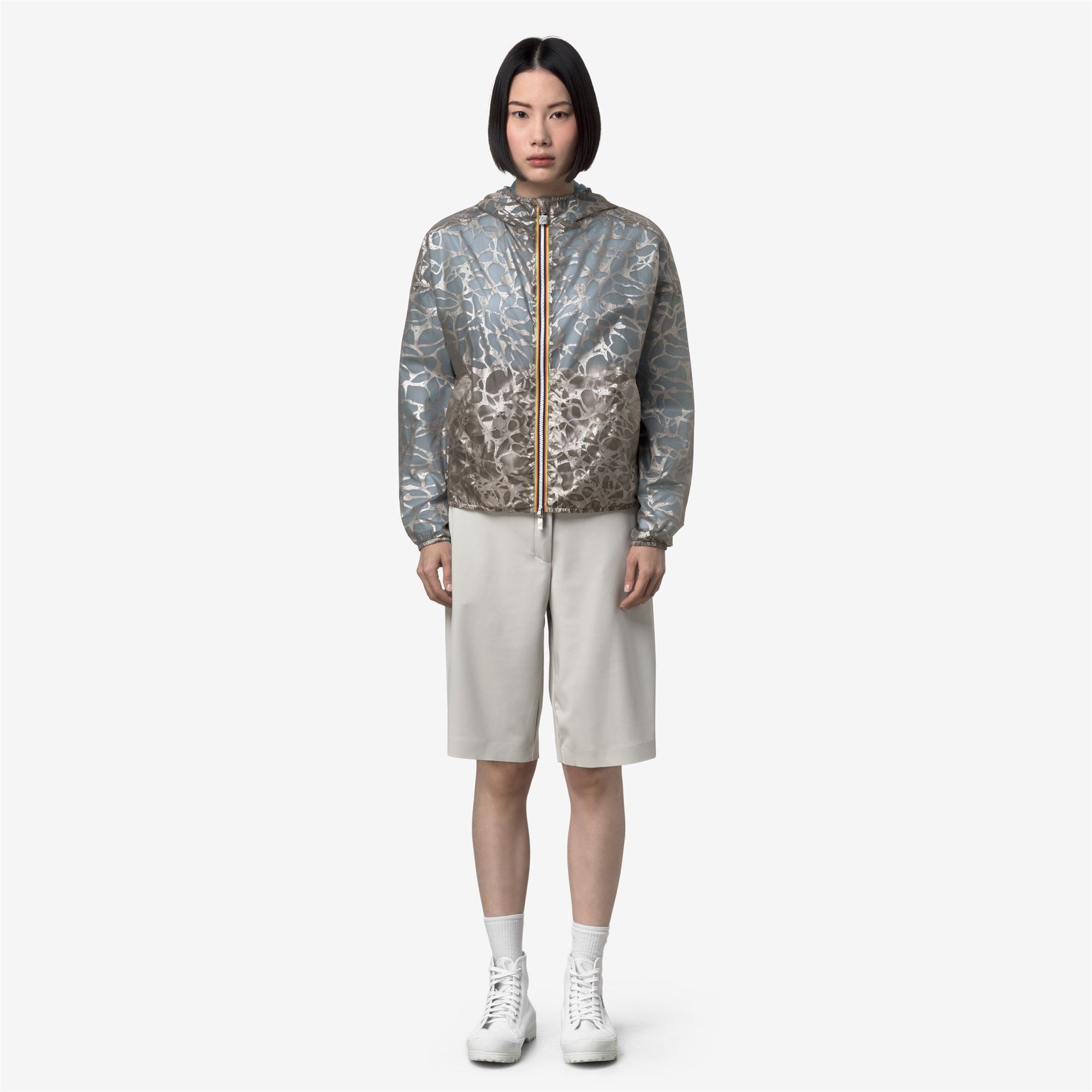 Jackets_Woman_LAURETTE SUPER LIGHT LAMI DOUBLE_Short_Beige-Blue Laminated - Commercial 4