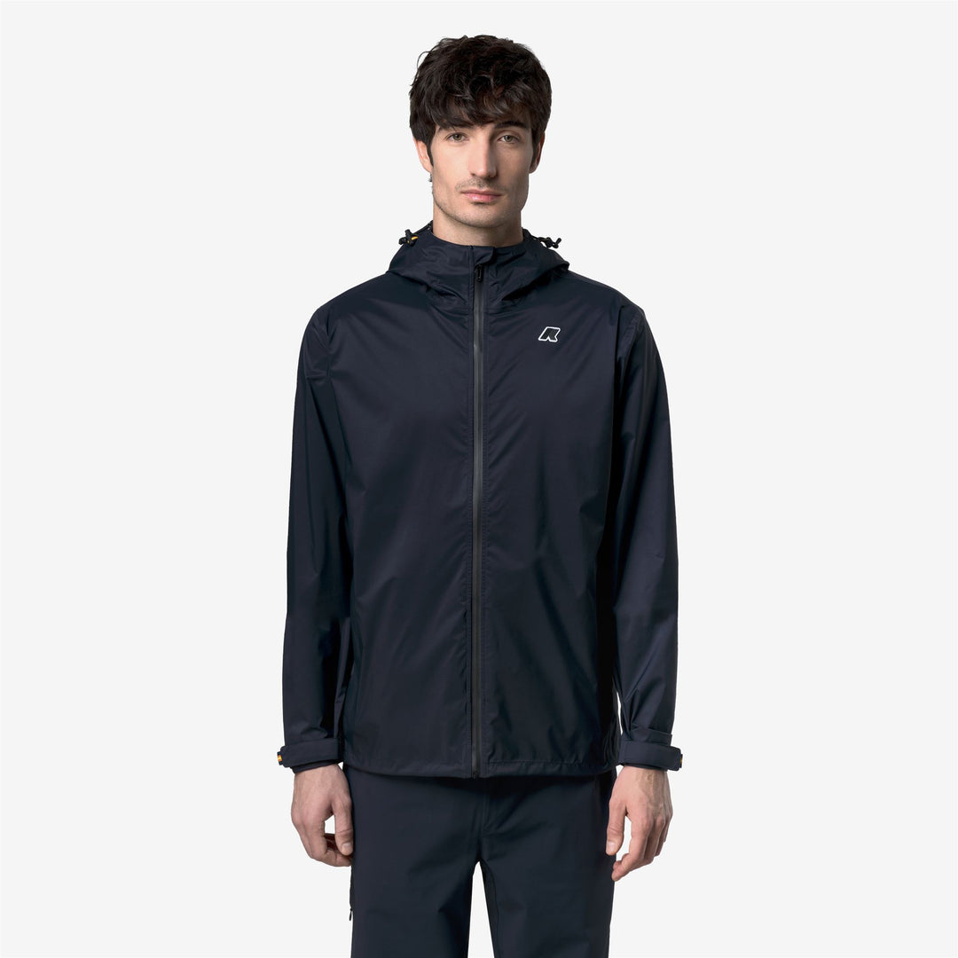 Chaqueta de viaje unisex azul con características impermeables y transpirables. 01