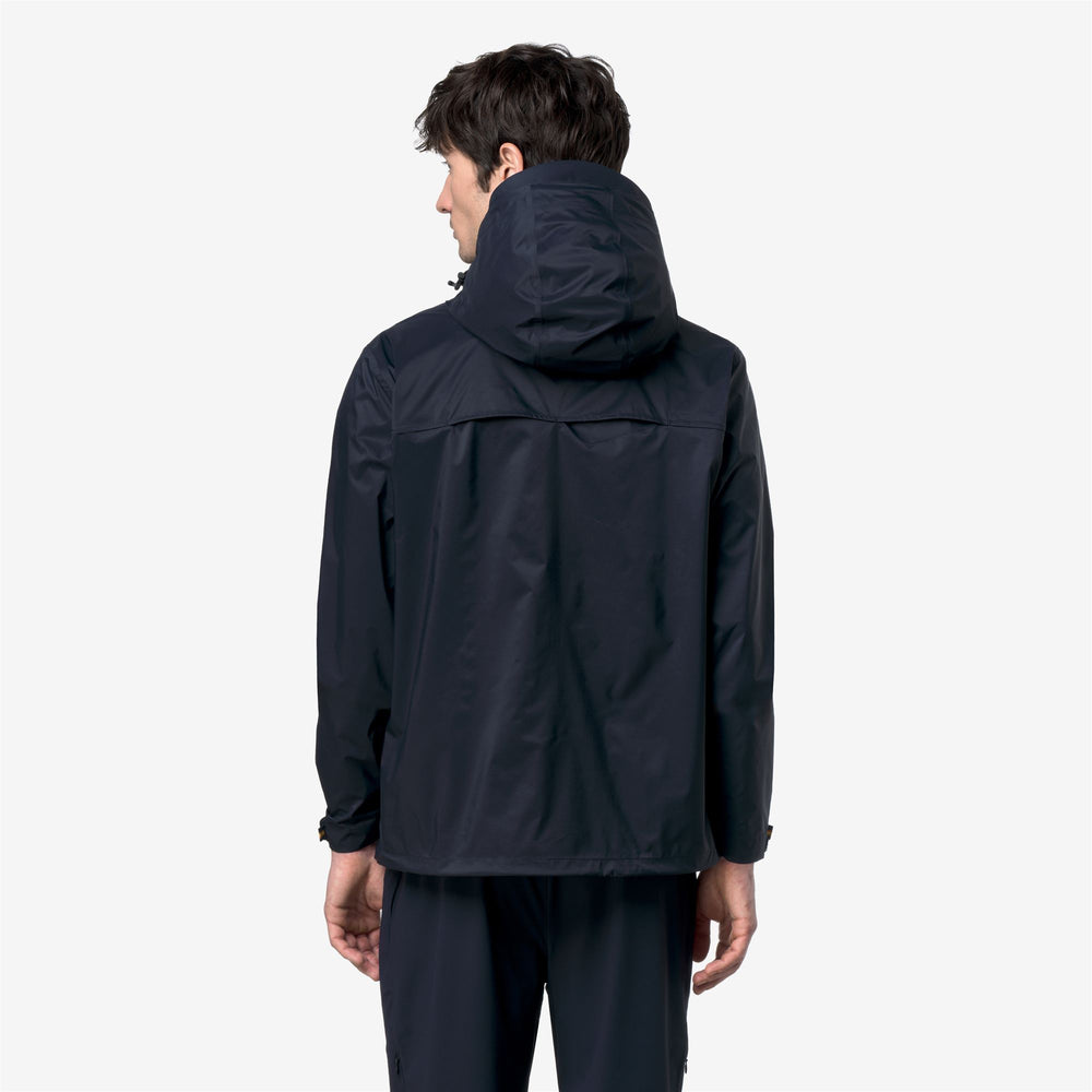 Chaqueta de viaje unisex azul con características impermeables y transpirables. 02
