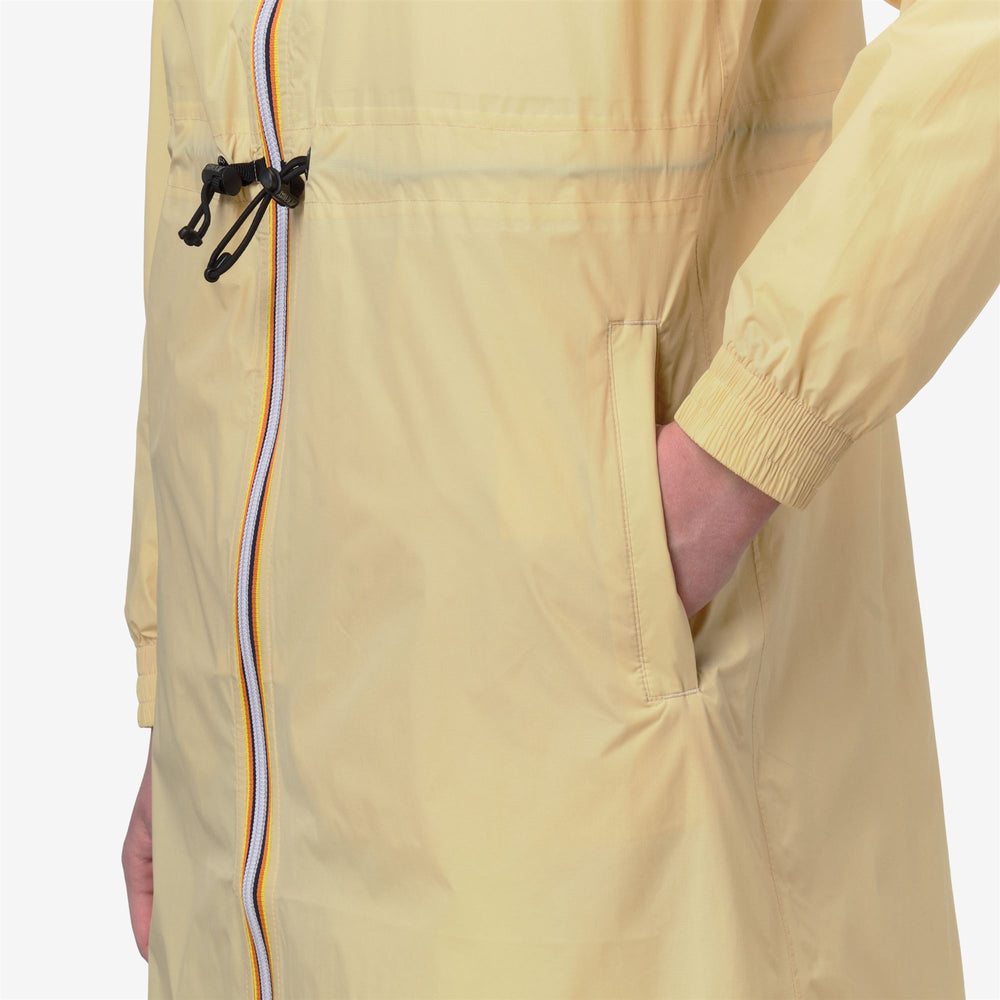 Chaqueta impermeable beige de 3/4 para mujer con diseño plegable 02
