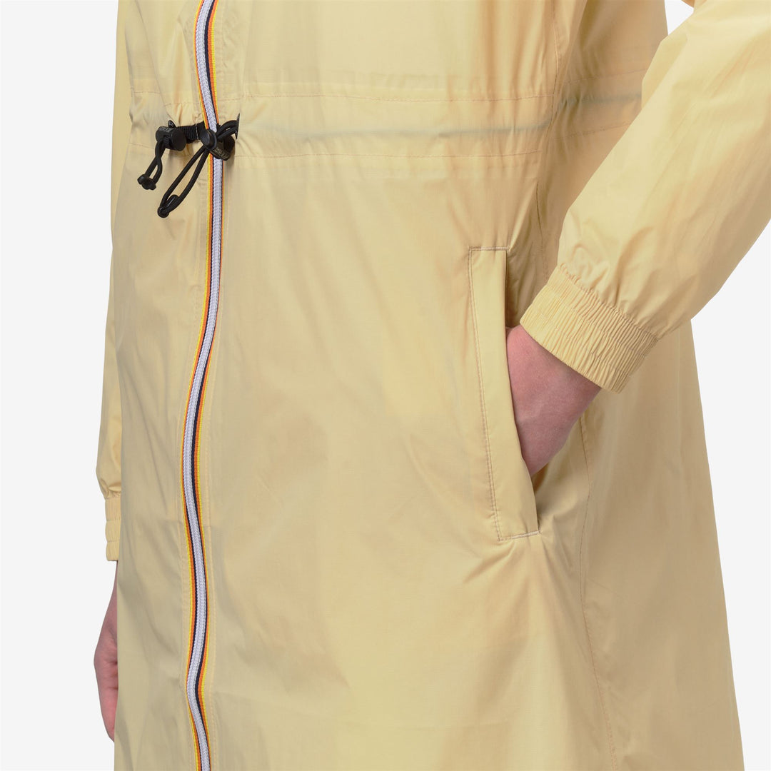Chaqueta impermeable beige de 3/4 para mujer con diseño plegable main