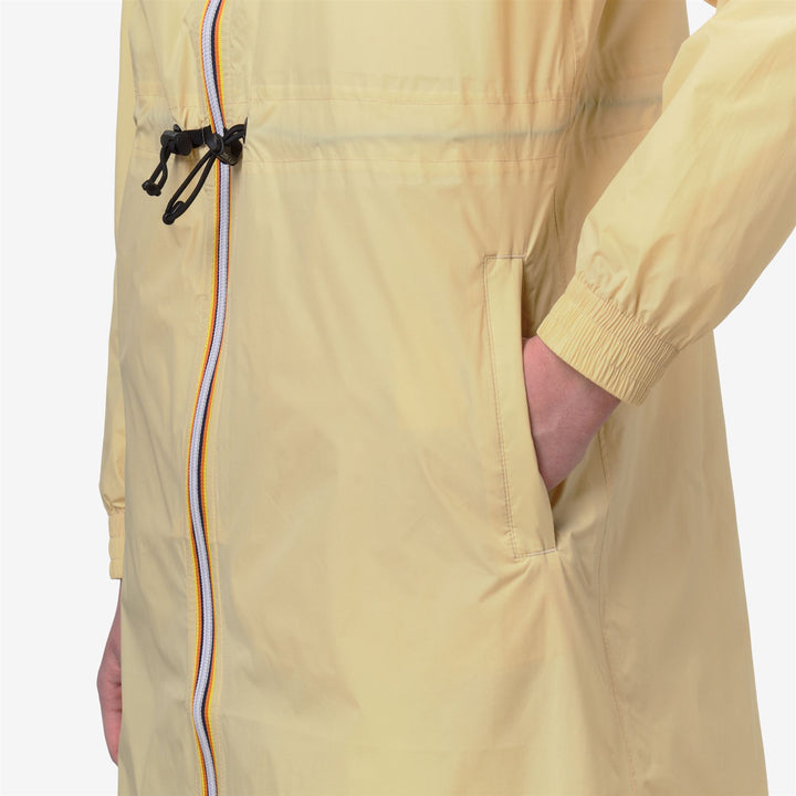 Chaqueta impermeable beige de 3/4 para mujer con diseño plegable 3
