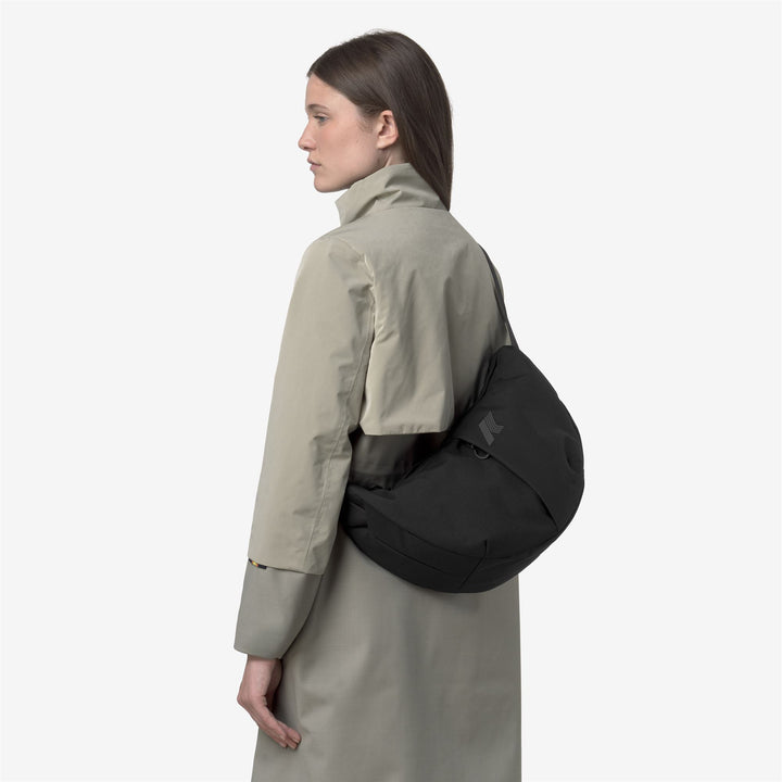 Bolso de hombro de nailon versátil para mujer, color negro, con bolsillos interiores 4