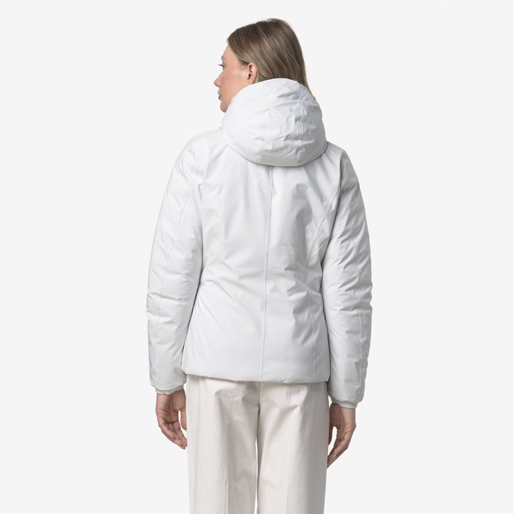 Giacca corta reversibile isolata bianca da donna 6