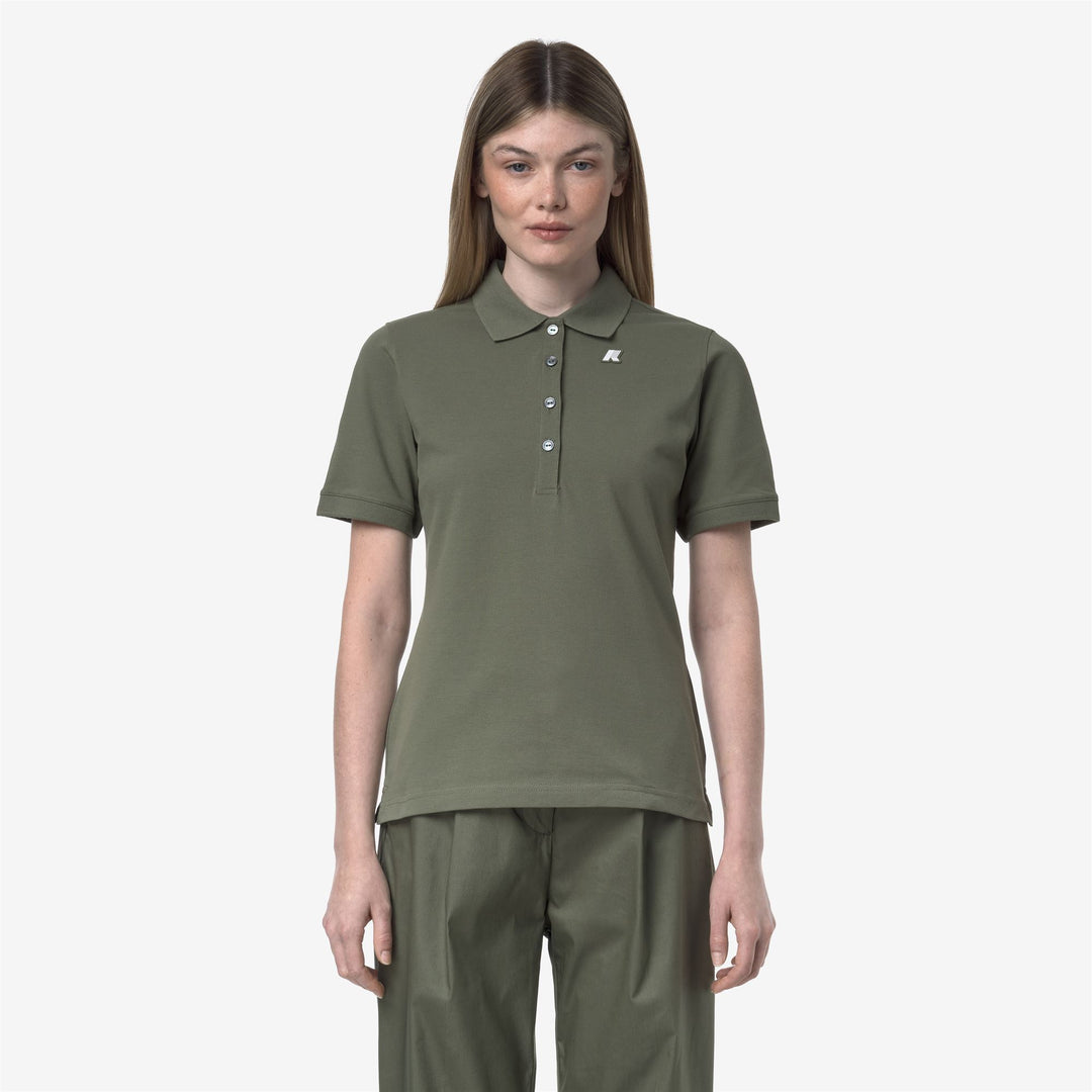 Camisa polo casual verde líquen para mujer con detalles clásicos 01
