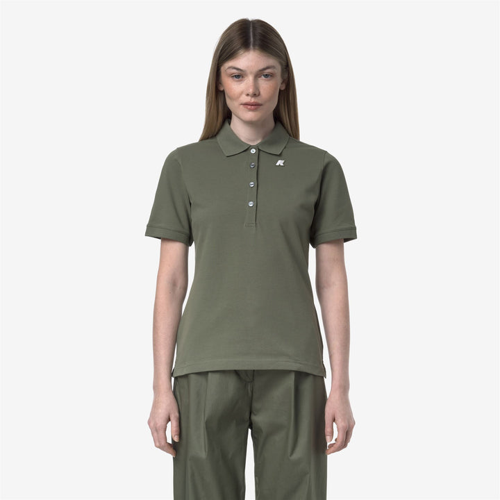 Camisa polo casual verde líquen para mujer con detalles clásicos 1