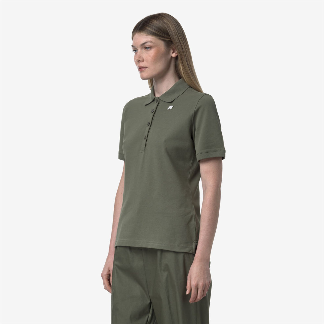 Camisa polo casual verde líquen para mujer con detalles clásicos main