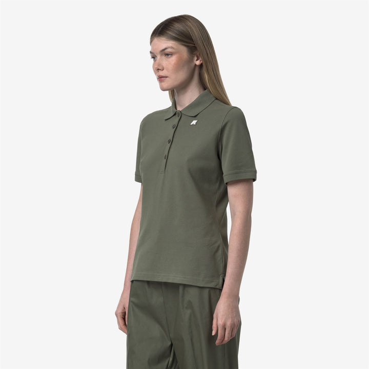 Camisa polo casual verde líquen para mujer con detalles clásicos 2