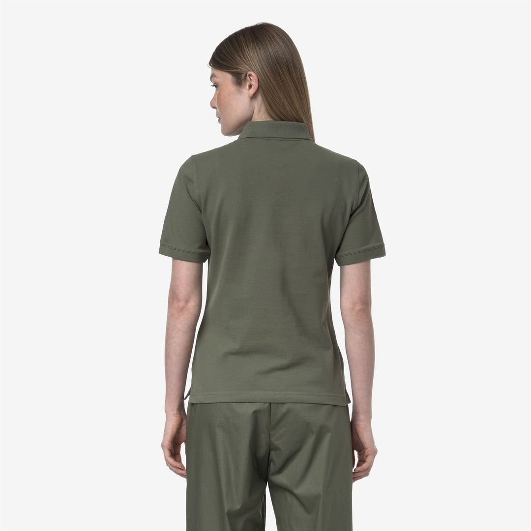 Camisa polo casual verde líquen para mujer con detalles clásicos main