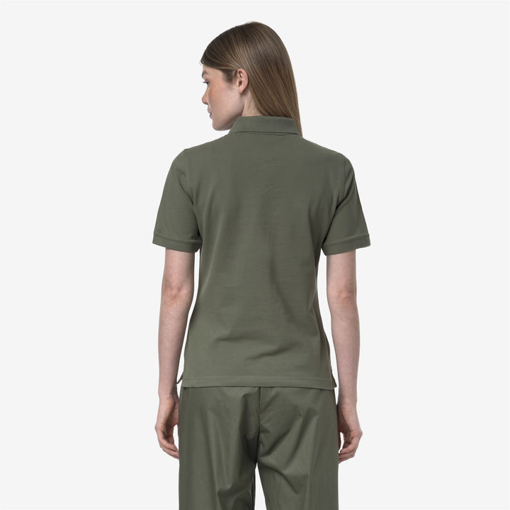 Camisa polo casual verde líquen para mujer con detalles clásicos 3