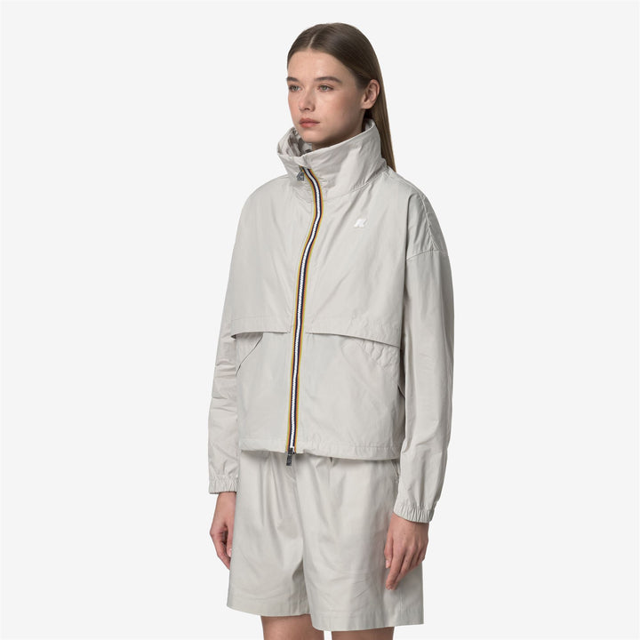 Chaqueta corta repelente al agua beige gris para mujer con maxi bolsillos 2