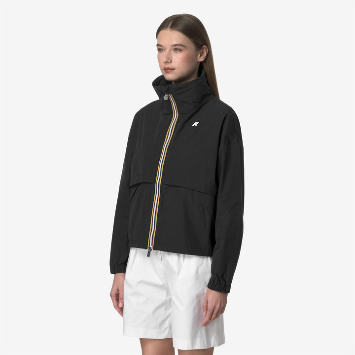 Chaqueta corta repelente al agua negra y gris para mujer con detalles oversized 2
