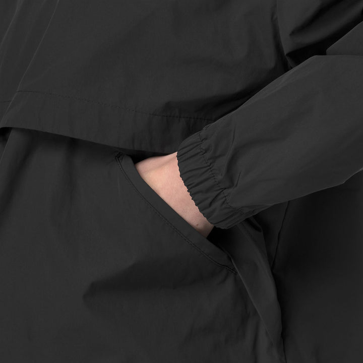 Chaqueta corta repelente al agua negra y gris para mujer con detalles oversized 4
